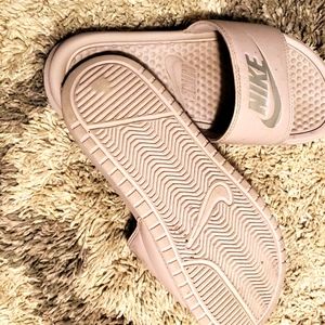 Nike size 6 light lilac slides